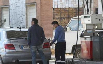 El precio de la Gasolina roza su récord al subir un 1,5% en la última semana.